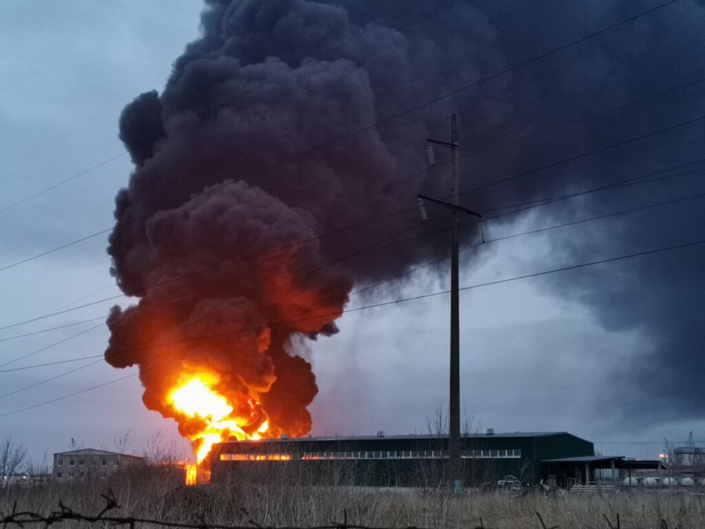 В Краснодарском крае горит нефтебаза