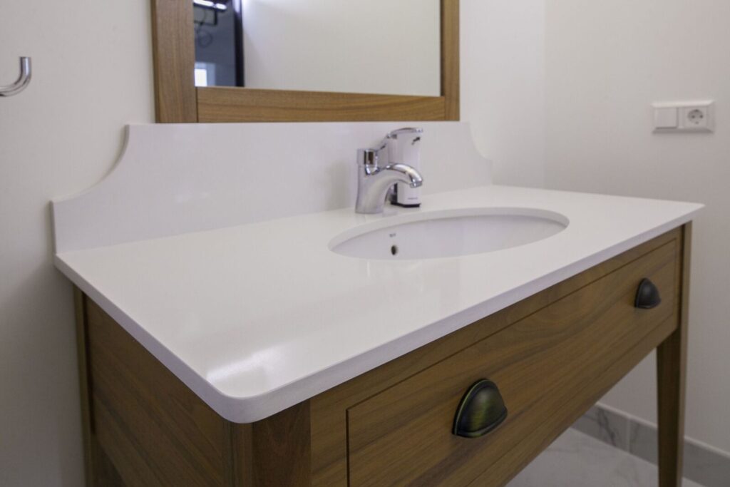 Почему кварцевые столешницы для ванной - один из лучших вариантов