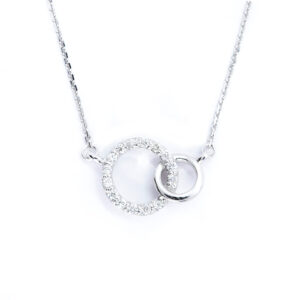 Кому можна подарувати кулон з діамантом