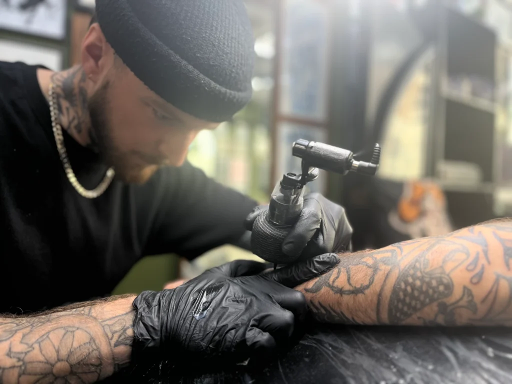 Машинка для татуювання — як вибрати ідеальну тату машинку для професійного майстра