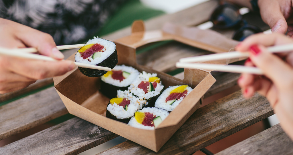 Скільки суші потрібно на компанію: простий розрахунок порцій і вибір сетів на 2, 4 та 6 людей